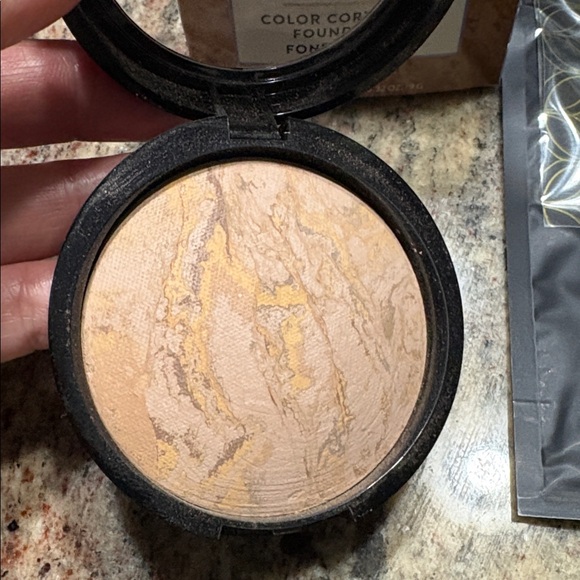 Laura Geller Color Correcting Foundation w/ Kabuki retractable Brush shade Med - Picture 2 of 9